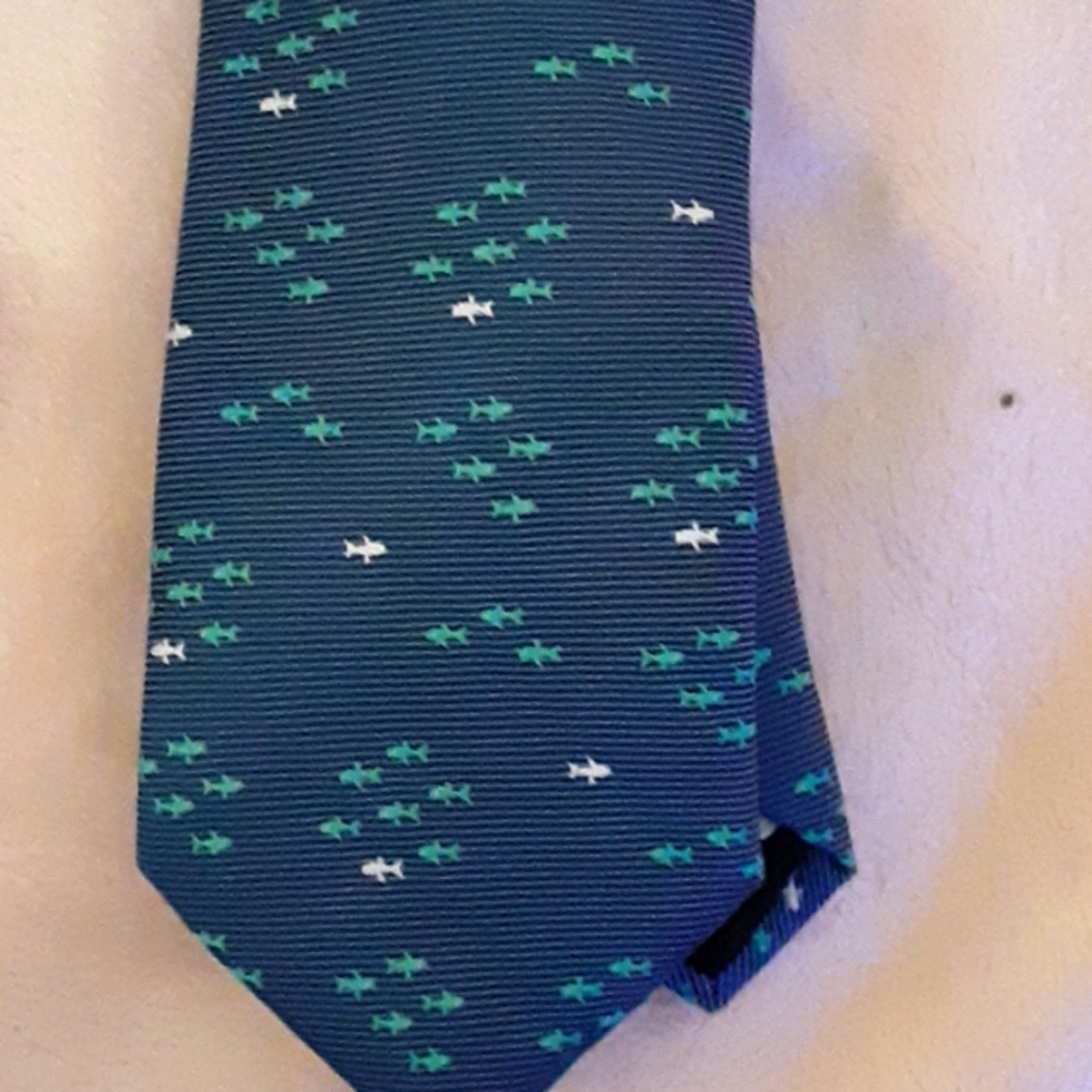 Goodfellow & Co blue green & white neck tie fish or Sharks! 100% polyester NEW…